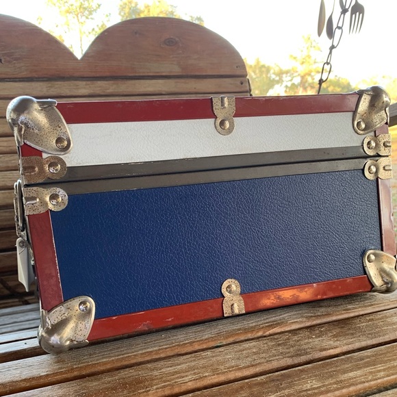 BEAUTIFUL ANTIQUE 1950’s RED WHITE and BLUE HARDSIDE CASE.  $120 OBO - Picture 15 of 15